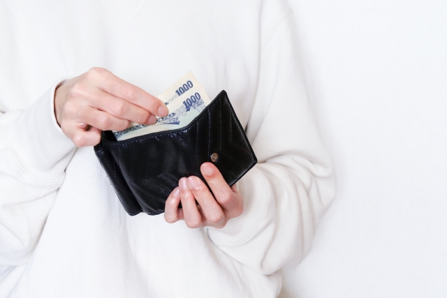 作業完了後にお客様に説明するスタッフ