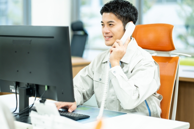 電話で問い合わせるお客様