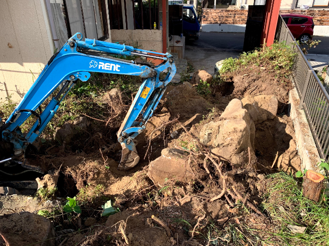 重機を使った伐根作業