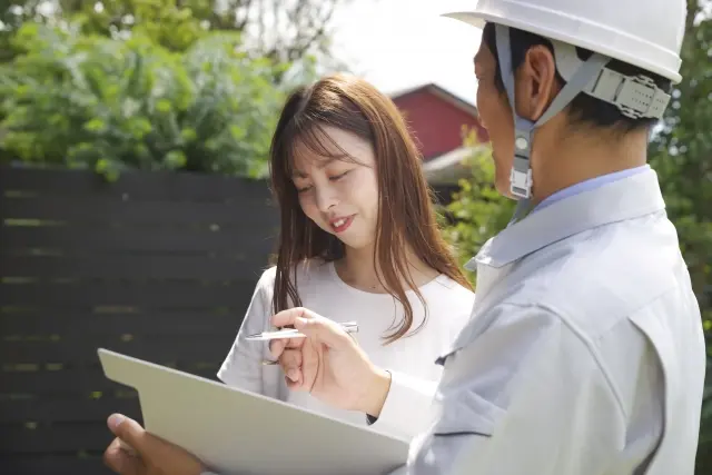 現地調査で見積もりをするスタッフ