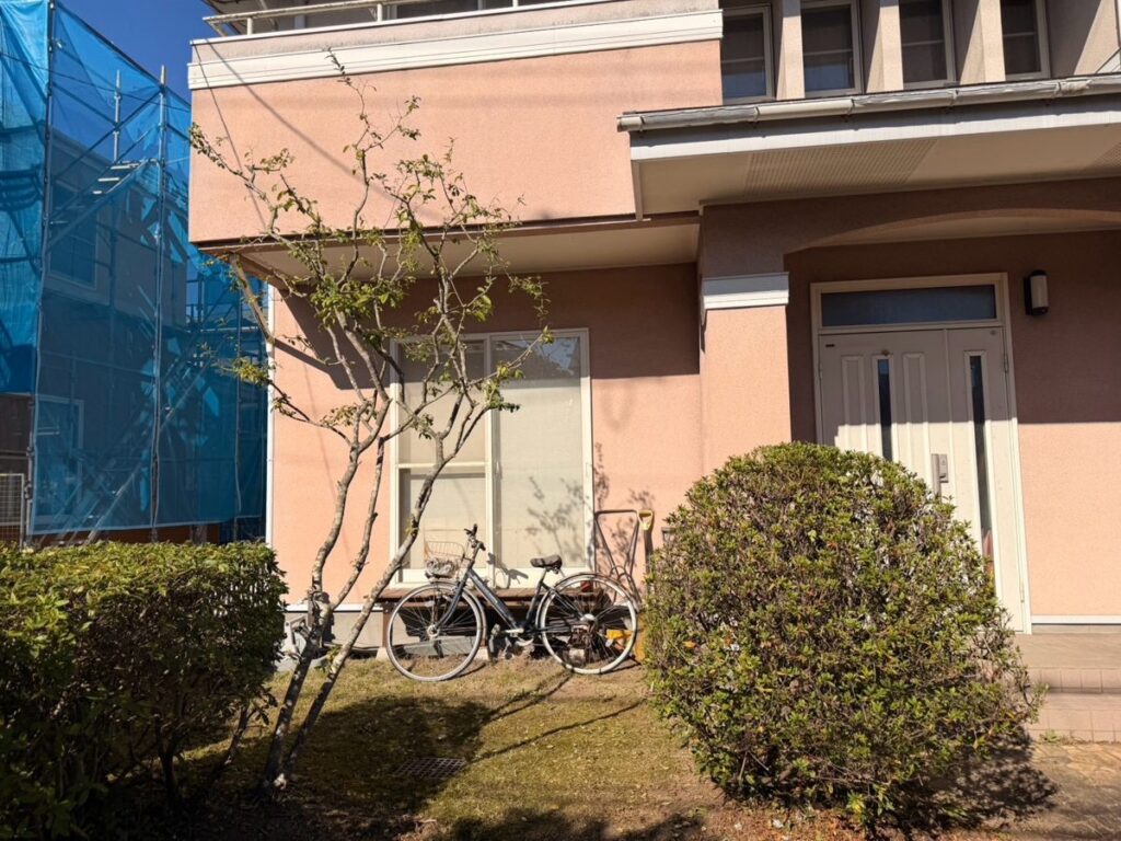 名取市相互台の除草 玄関前の植え込みの作業後(除草してすっきりした状態)