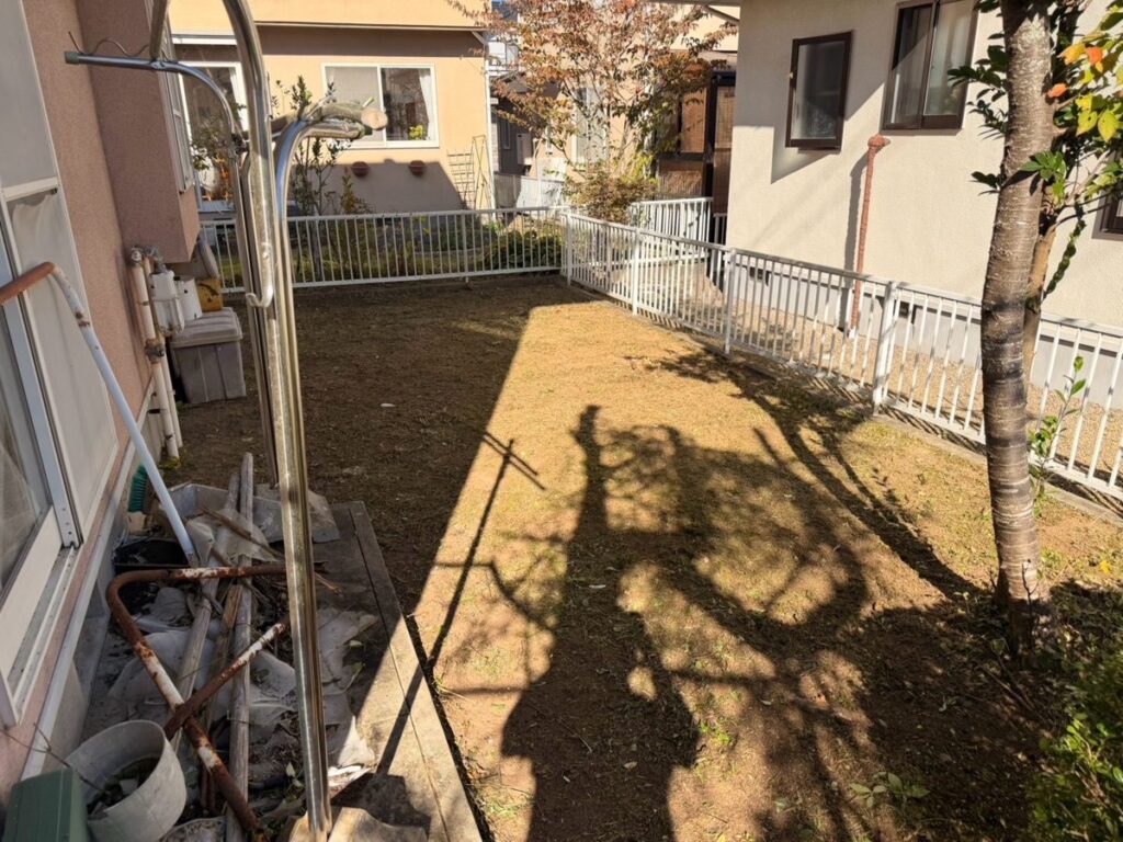 名取市相互台の除草 裏庭(物干しまわり)の作業後(除草してすっきりした状態)