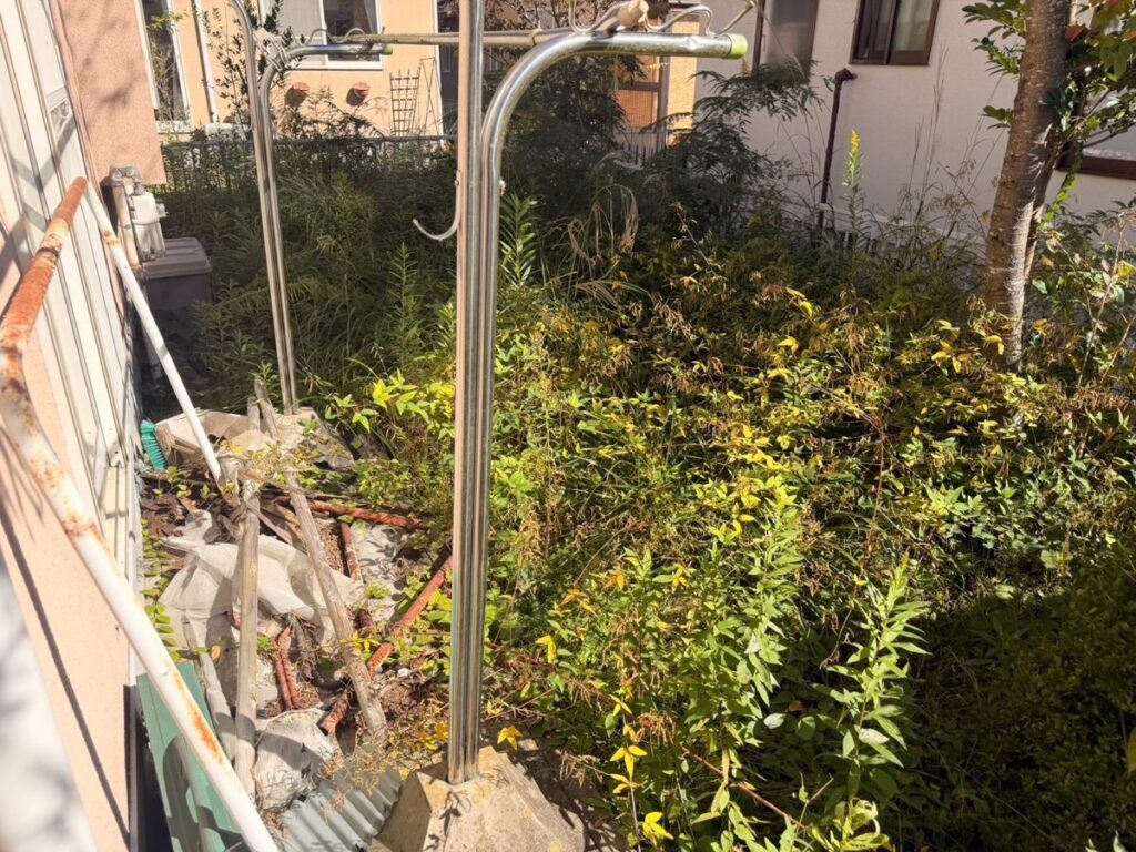 名取市相互台の除草 裏庭(物干しまわり)の作業前(雑草が伸びた状態)